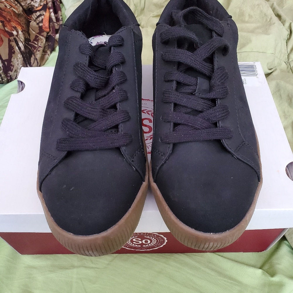 So Tennis shoes size 10